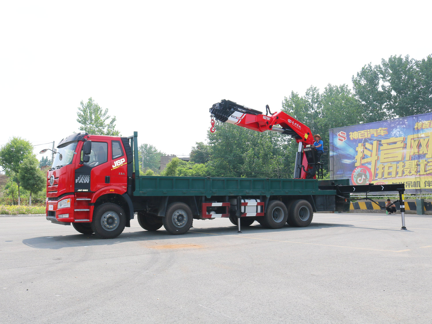 解放J6P前四后八上裝長興35噸折臂式吊機(jī)